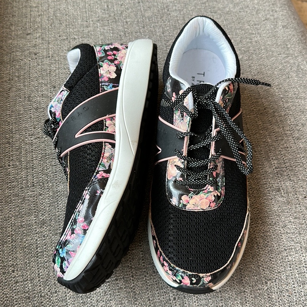 TRAQ by Alegria floral walking shoe